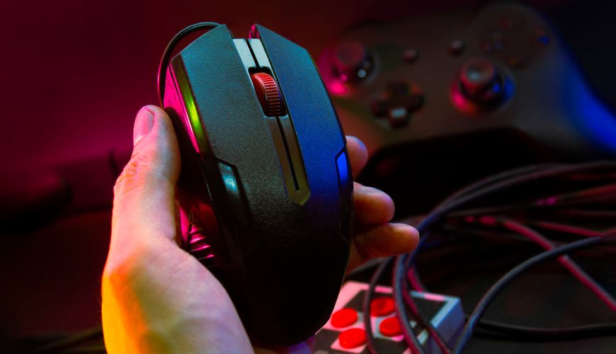 holding gaming mouse